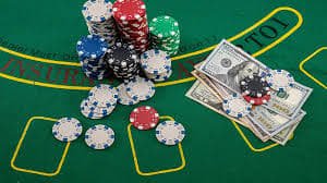 myanmar999 App တွင် Esports DOTA 2 ပွဲ Bet ထားပြီး Slots ဂိမ်း Smartphone ဖြင့် ကစားနေသောမြင်ကွင်း